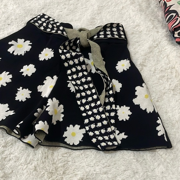 Sandro Paris-maje Floral Black and White Women's Shorts - Picture 7 of 16